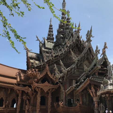 タイの木造の寺院サンクチュアリオブトゥルース