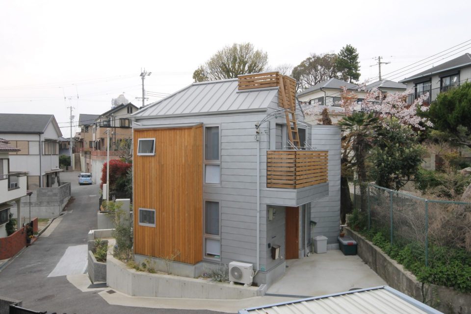 狭い土地にも素敵に経つ家